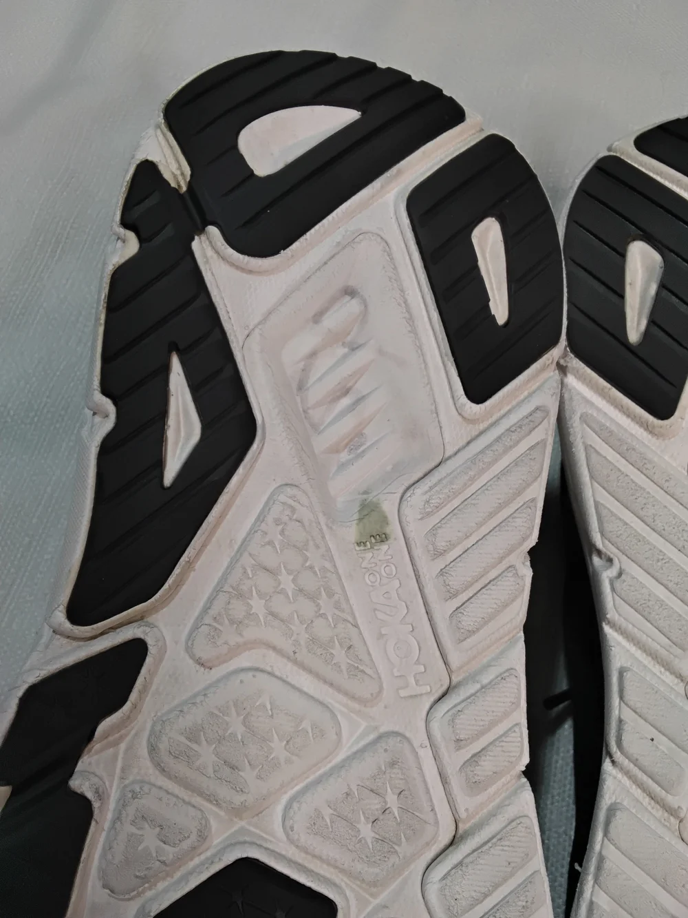 Hoka One One Arahi 7 Men's Black and White Athletic Running Shoes Sz 10.5 2E W.